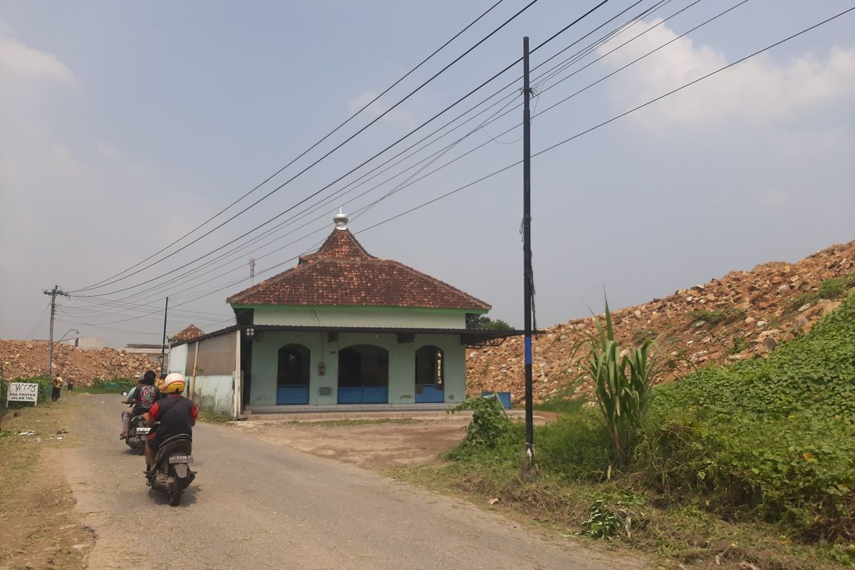 Bangunan Masjid di Tlogoadi, Kapanewon Mlati, Kabupaten Sleman yang berdiri di tengah proyek jalan tol Yogyakarta - Solo - YIA.