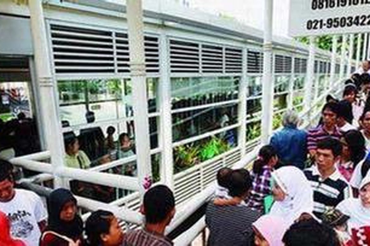 halte busway penuh sesak