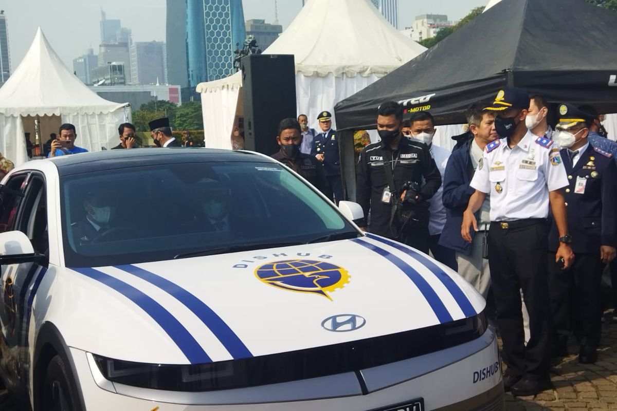 Wakil Gubernur (Wagub) DKI Jakarta Ahmad Riza Patria menjajal mobil listrik yang akan digunakan sebagai kendaraan operasional Dinas Perhubungan DKI Jakarta. 