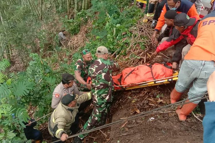 Personel dari TNI, Satlantas Polres Batu, Dinas Pemadam Kebakaran dan Penyelamatan Kota Batu, BPBD Kota Batu dan relawan melakukan evakuasi korban kecelakaan tunggal truk fuso pada Selasa (18/1/2022) di kawasan Payung, Kelurahan Songgokerto, Kota Batu. 