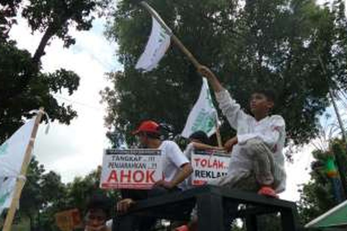 Anak-anak warga Luar Batang memanjat pagar Balai Kota ketika melakukan aksi unjuk rasa, Selasa (3/5/2016). 