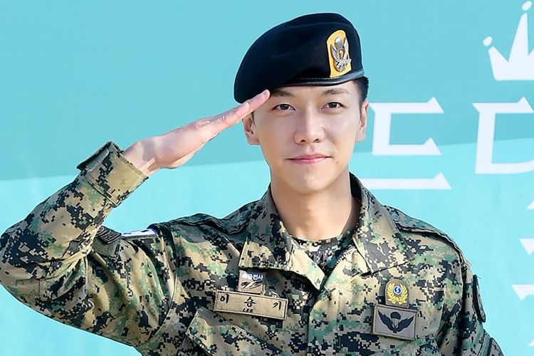 Artis peran Lee Seung Gi mengenakan seragam militer.