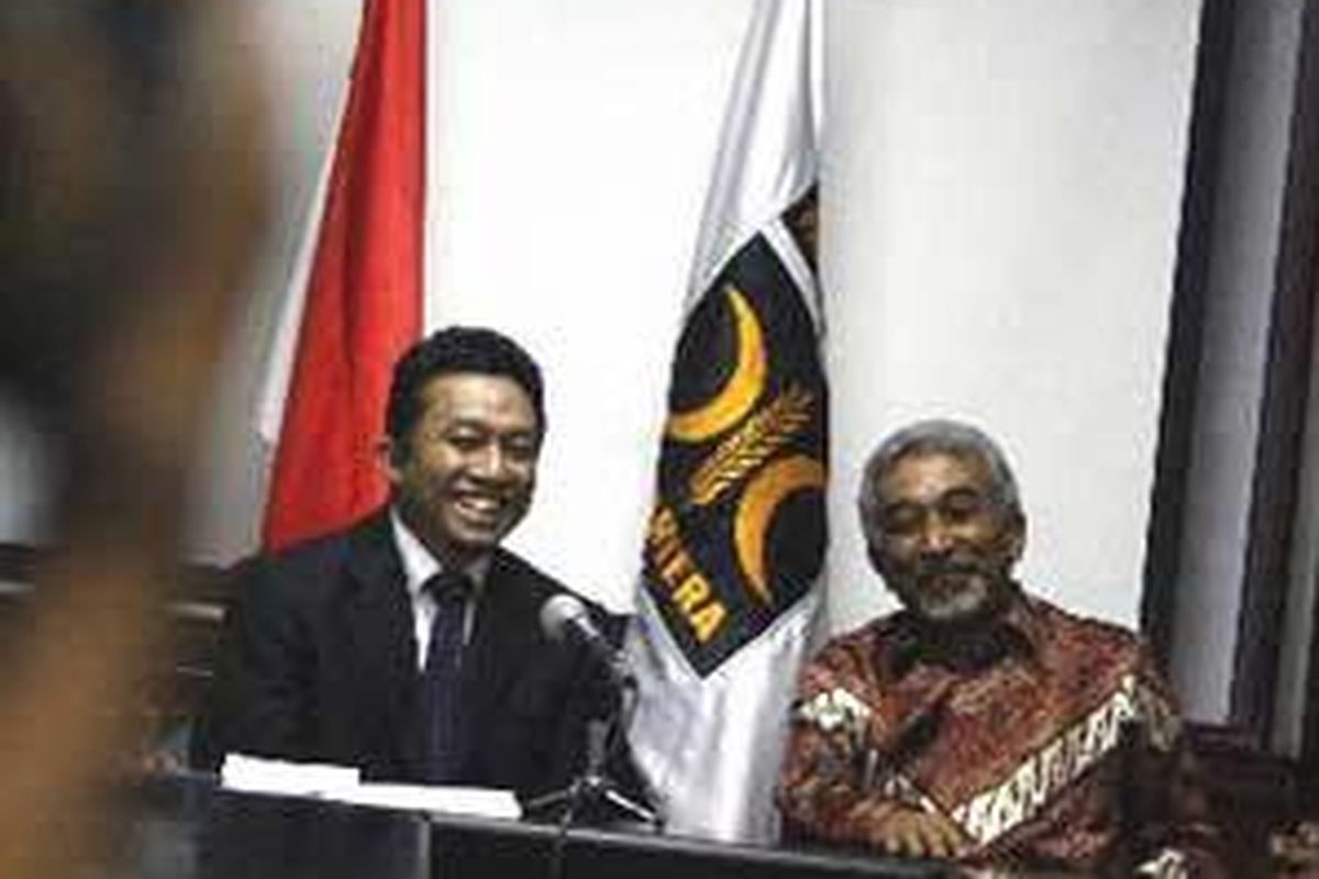 Presiden Partai Keadilan Sejahtera Tifatul Sembiring (kiri) saat menerima kunjungan Sekjen Partai Fretilin Timor Leste Mari Alkatiri beserta rombongan di Kantor DPP PKS, Mampang, Jakarta, 10 September 2007.
