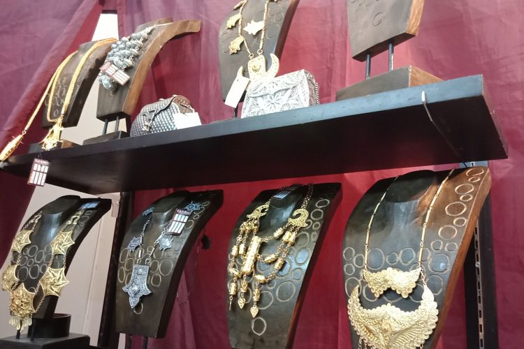 Perhiasan tembaga etnik dari Garnis Perhiasan Tradisional, yang dipamerkan pada INACRAFT 2018 di Jakarta Convention Center, Jumat (27/4/2018).