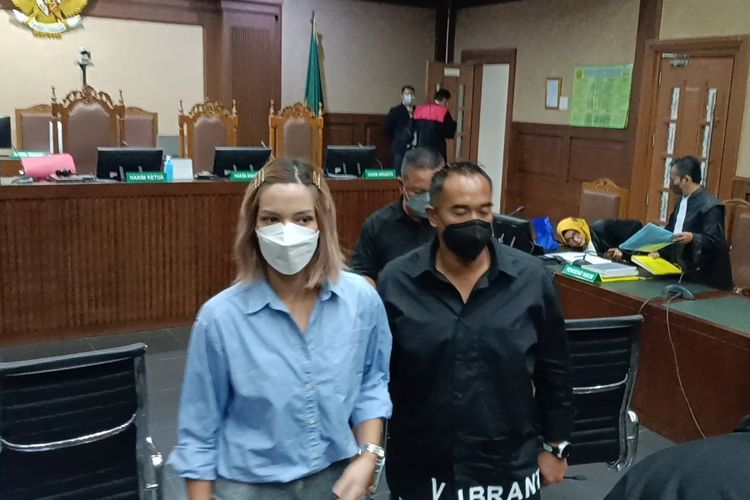 Artis Nia Ramadhani dan suaminya, Ardi Bakrie, saat menjalani sidang pleidoi kasus penyalahgunaan narkoba di Pengadilan Negeri (PN) Jakarta Pusat, Kamis (30/12/2021).