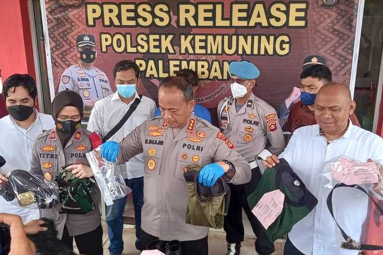 Kapolrestabes Palembang Kombes Pol Mokhamad Ngajib menujukkan barang bukti berupa seragam TNI dan Satpam yang digunakan tersangka Erwin Kusuma (53) untuk menipu belasan orang, Senin (4/7/2022).