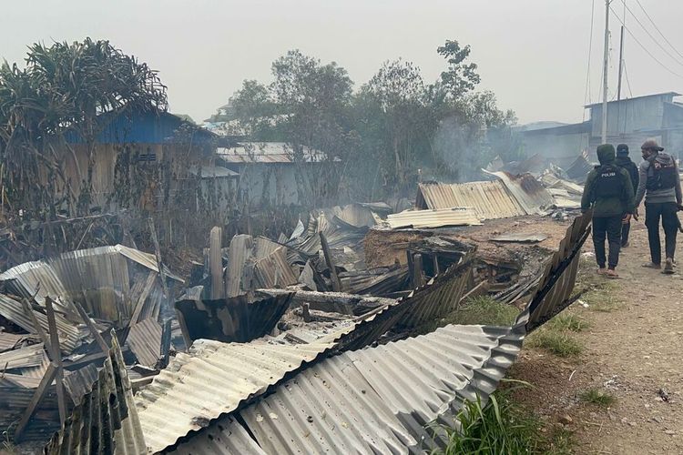 Sejumlah bangunan yang hangus dibakar oleh sekelompok massa yang tengah marah akibat kasus Lakalantas, Dogiyai, Papua Tengah, Minggu (13/11/2022)