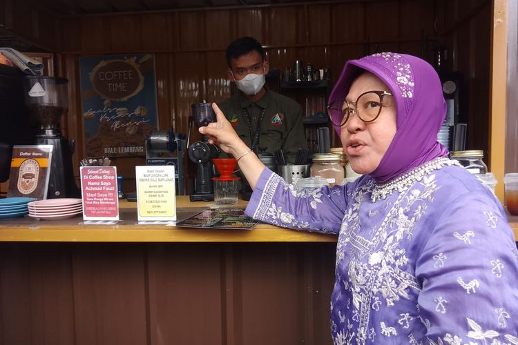 Menteri Sosial Tri Rismaharini menyambangi salah satu tenan kuliner di Sentra Kreasi Atensi (SKA, Lembang, Kabupaten Bandung Barat KBB Jawa Barat, Kamis (25/4/2024).