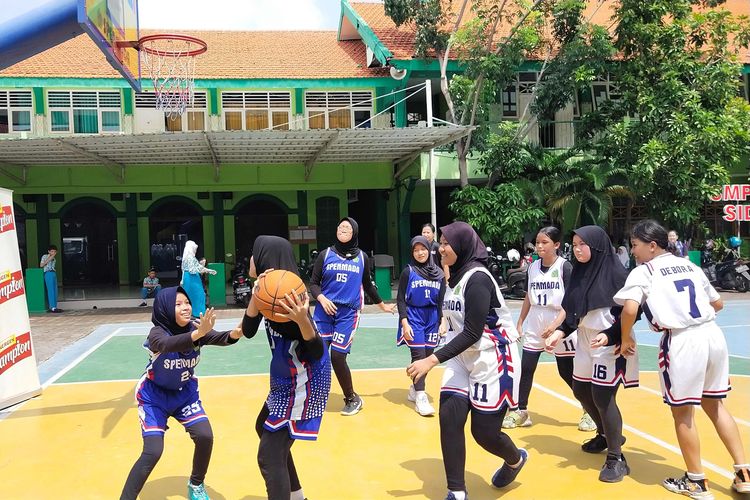 Siswa dan siswi di Sidoarjo, Jawa Timur, mengikuti coaching clinic Jr. NBA yang berlangsung pada 28 Februari-7 Maret 2024. 