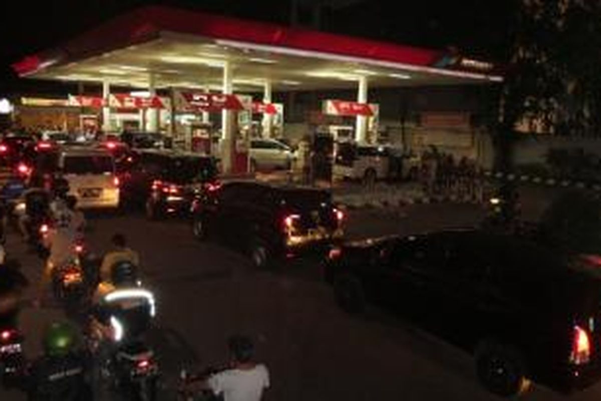 Suasana antrean pembelian bahan bakar minyak di SPBU 31.103.03, Jalan Cikini Raya, Jakarta Pusat, Senin (17/11/2014) malam, pasca pengumuman kenaikan harga BBM di Istana Presiden, Jakarta.