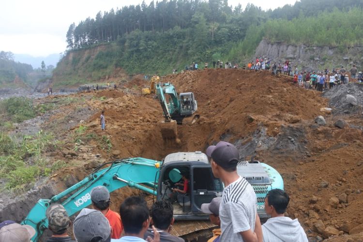 Proses pencarian korban tertimbun longsor di Pronojiwo Lumajang, Selasa (4/6/2024). (Kompas.com/Miftahul Huda)