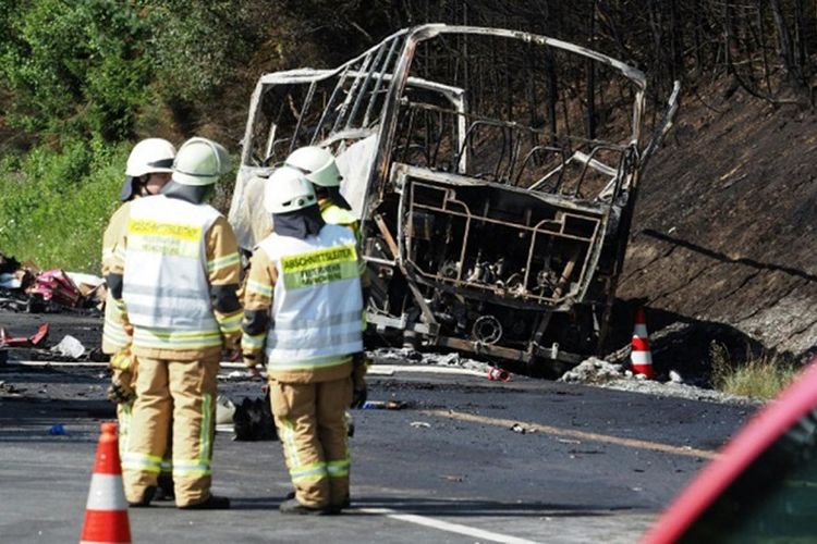 Bangkai bus penumpang yang terbaka setelah bertabrakan dengan truk trailer di Jerman, Senin (3/7/2017). Sedikitnya 18 orang tewas dalam insiden itu.