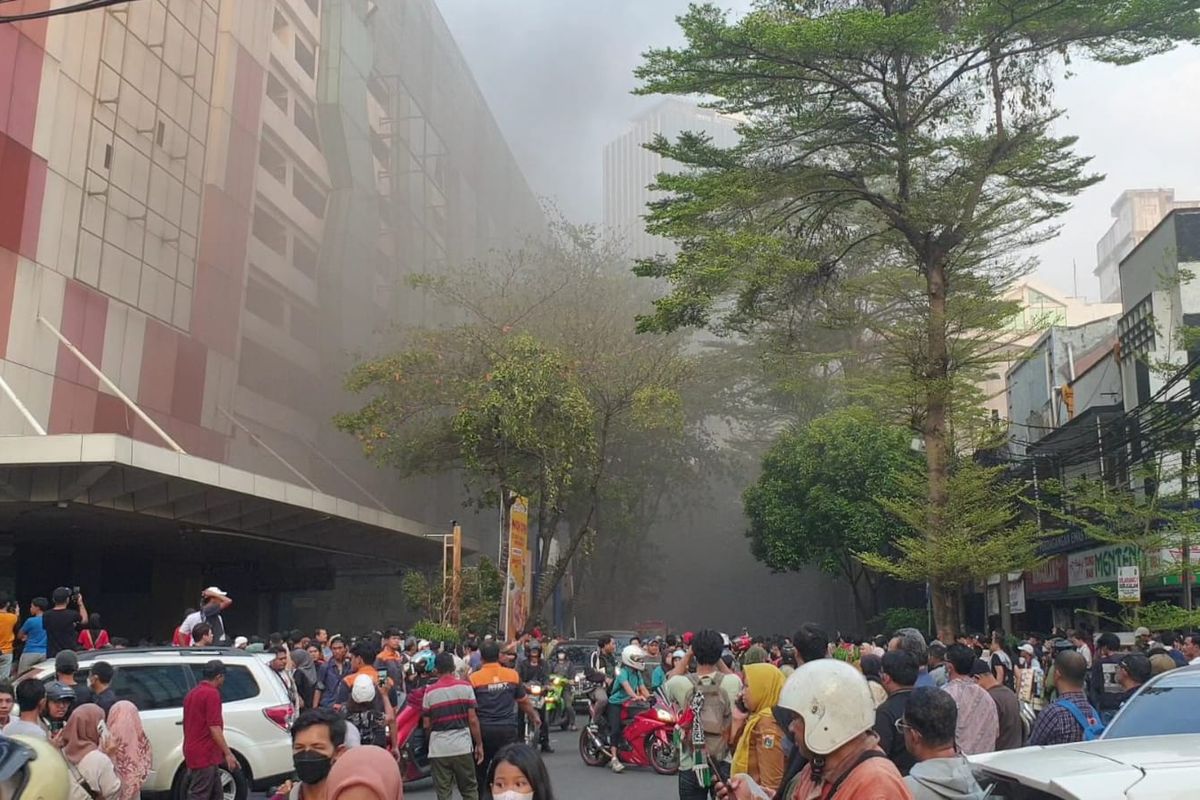 Penampakan asap tebal saat kebakaran terjadi di Blok M Square, Jakarta Selatan, Senin (18/12/2023).