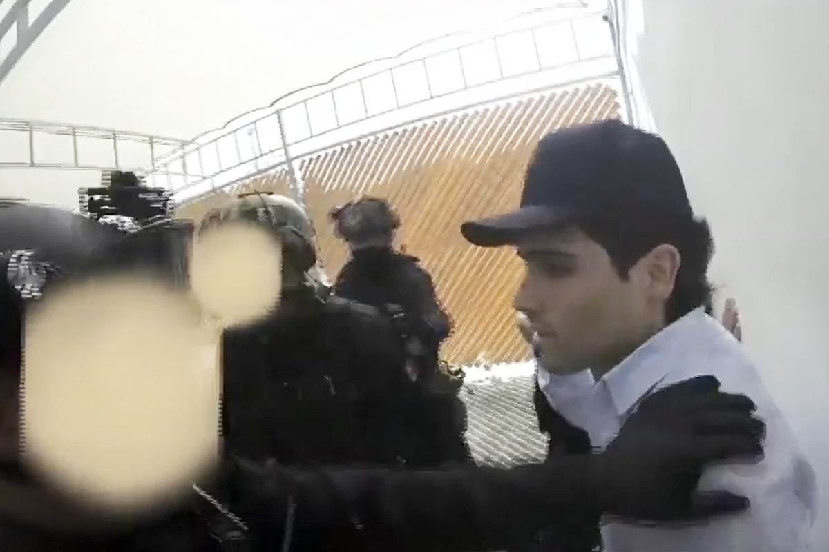 Potongan gambar dari video yang dirilis dalam konferensi pers Rabu pagi waktu setempat (30/10/2019) di Meksiko memperlihatkan detik-detik penangkapan anak gembong narkoba El Chapo, Ovidio Guzman, pada 17 Oktober 2019. Dia kemudian dibebaskan setelah kota tempatnya ditangkap Culiacan, berubah menjadi medan perang karena pengikutnya di kartel Sinaloa menyerang dengan militer terlibat baku tembak sengit.