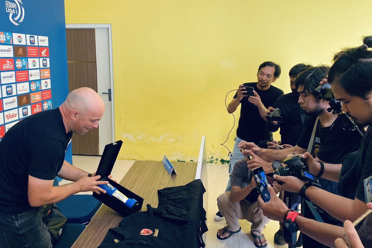 Pelatih PSM Makassar Bernardo Tavares saat menunjukkan Trofi pelatih terbaik, polo Shirt dan celana yang digunakan saat Liga 1 2022-2023 untuk dilelang seusai preskon prematch pekan ke-12 Liga 1 2023-2024 di presroom Stadion Gelora BJ Habibie Parepare, Kamis (14/9/2023) sore. 