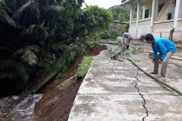 Longsor yang terjadi di Dusun Baratsawah, menyebabkan tembok penahan tanah di selatan Masjid Al Mubarok sepanjang 31 meter, lebar 6 meter dan tinggi 6 meter mengalami kerusakan.
