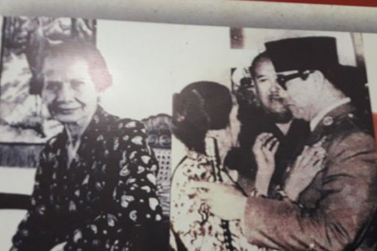Inggit Ganarsih saat bertemu mantan suaminya Presiden Soekarno pada 1960. 
