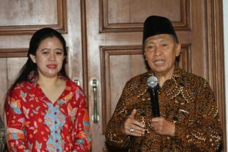 Anggota Dewan Pembina PPP Hamzah Haz (kanan) bersama Ketua Badan Pemenangan Pemilu (Bapilu) PDIP, Puan Maharani menjawab pertanyaan wartawan di kediaman Ketua Umum PDIP, Megawati Soekarnoputri, Jakarta Pusat, Senin (28/4/2014).