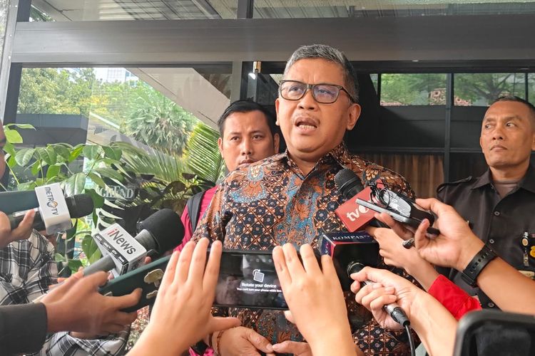 Sekretaris Jenderal PDI-P Hasto Kristiyanto di Gedung High End, Jakarta Pusat, Senin (19/2/2024).