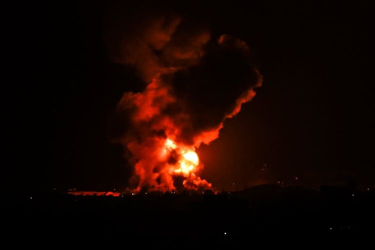 Api yang mengepul dari serangan udara militer Israel di Khan Yunis, sebelah selatan Jalur Gaza pada Selasa (11/5/2021). [SAID KHATIB/AFP]