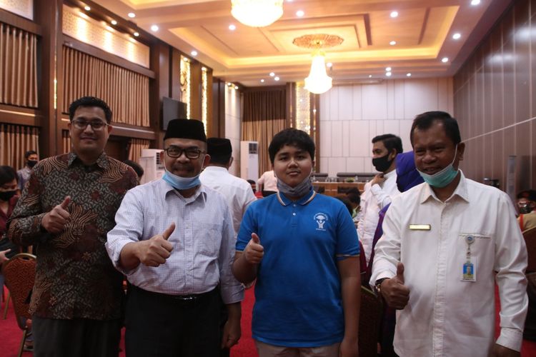 (Ki.ka.) Biadelma Nanda Illiandi (Kepala SMP Fatih Bilingual School), Rachmat Fitri (Kepala Dinas Pendidikan DI Aceh), M. Arif Khalfani Ismail (Siswa SMP Fatih School, Peraih Medali Emas KSN 2020). 