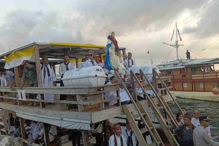 Patung Bunda Maria Diarak di Laut Labuan Bajo, Libatkan Warga Lintas Agama