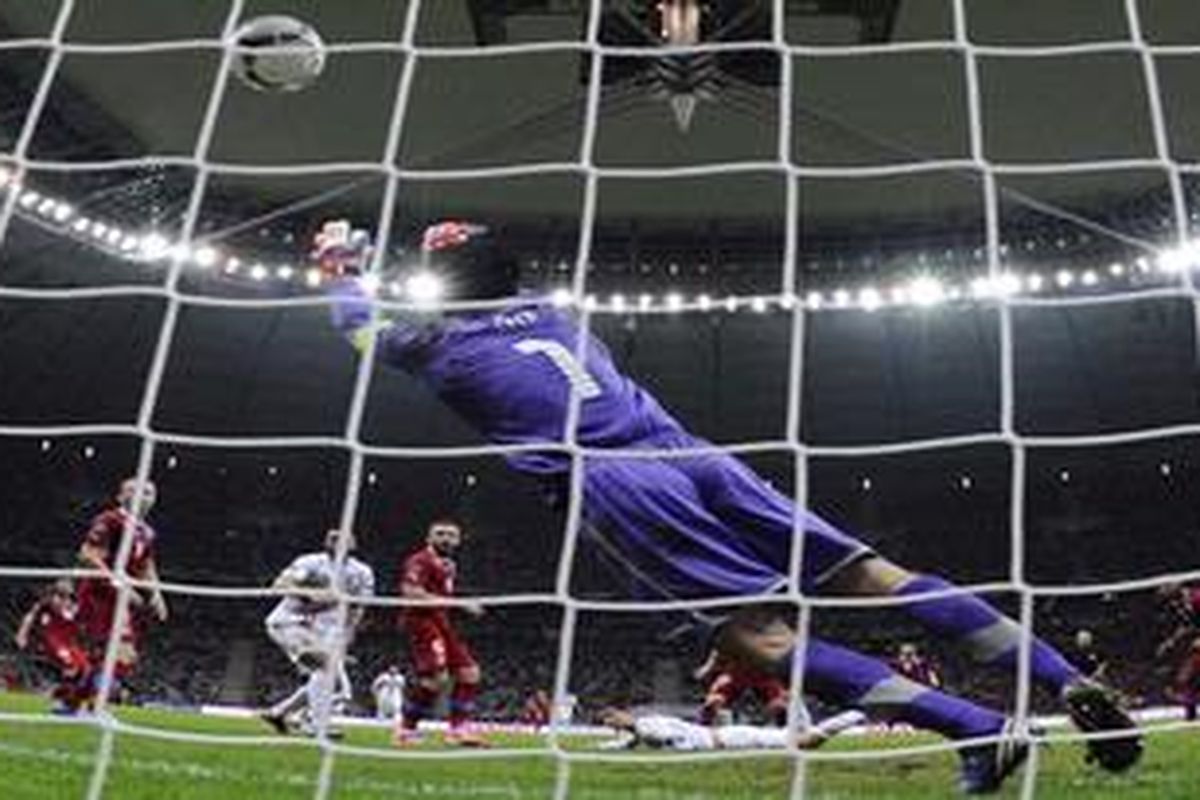 Gelandang Portugal, Cristiano Ronaldo, terjatuh setelah menyundul bola masuk gawang Ceko, pada laga perempat final Piala Eropa, di Stadion Nasional Warsawa, Kamis (21/6/2012).