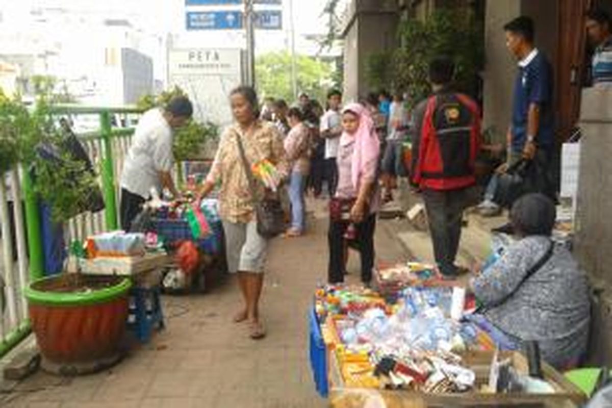 Pedagang kaki lima (PKL), berjualan di sepanjang sisi luar Stasiun Jakarta Kota, Tamansari, Jakarta Barat, Senin (16/6/2014).