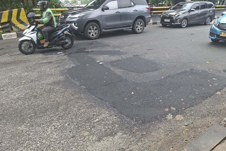 Jalan Rusak di Simpang Daan Mogot Jakbar Ditambal Aspal