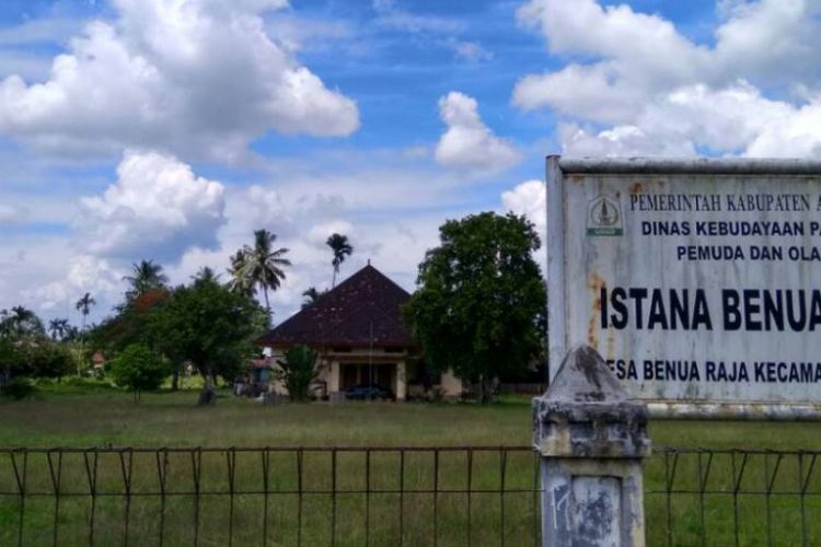 Bagian depan Istana Benua Raja di Desa Benua Raja, Kecamatan Rantau, Kabupaten Aceh Tamiang, Aceh, Senin (26/6/2017).