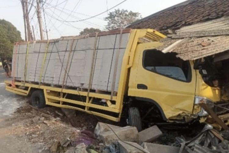 Truk Tabrak Rumah Warga di Bogor, Sopir Hilang Kendali usai Hindari Truk di Depannya