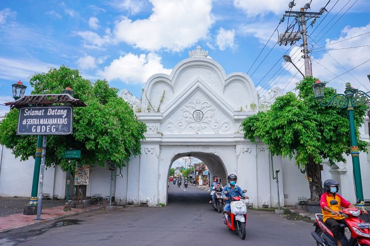 Plengkung Wijilan adalah salah satu gerbang Keraton Yogyakarta yang identik dengan sentra kuliner gudeg.