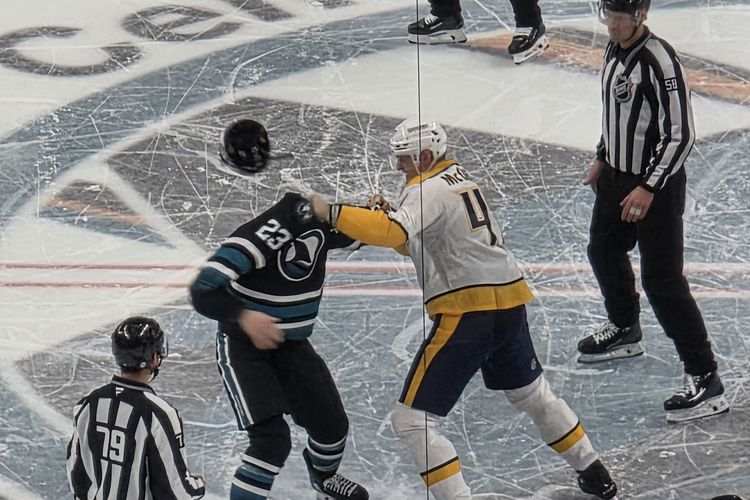 Detik-detik pemain Sharks vs Predators gelut di lapangan Hoki. Foto ini dijepret dengan zoom 30x Samsung S25 Ultra.