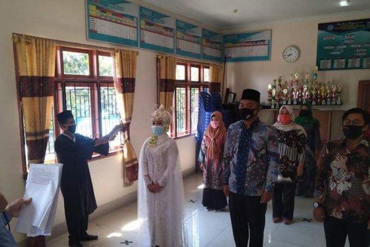 Proses pelantikan Delvia Retri, anggota PPS Sungai Penuh yang pakai gaun pengantin (Tribun Jambi)