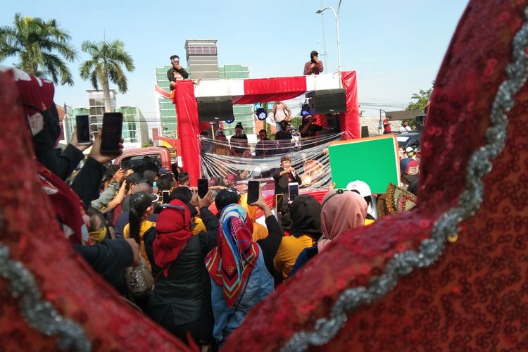 Ratusan pekerja seni di Karawang menggelar protes di depan Kantor Pemkab Karawang, Kamis (18/6/2020).