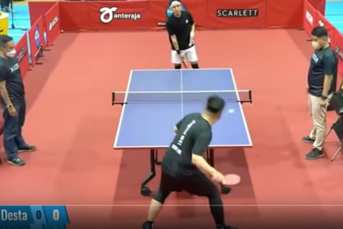 Pertandingan pingpong antara Abdel dan Desta