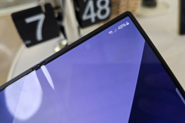 Samsung Galaxy Z Fold 6 memiliki kamera di balik layar bagian dalam. Kamera tersebut memiliki resolusi 4 MP. 