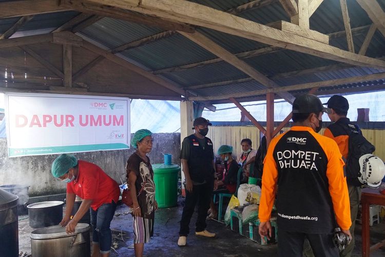 Dapur umum DMC Dompet Dhuafa di pengungsian Desa Boru, Wulanggitang, Kabupaten Flores Timur.