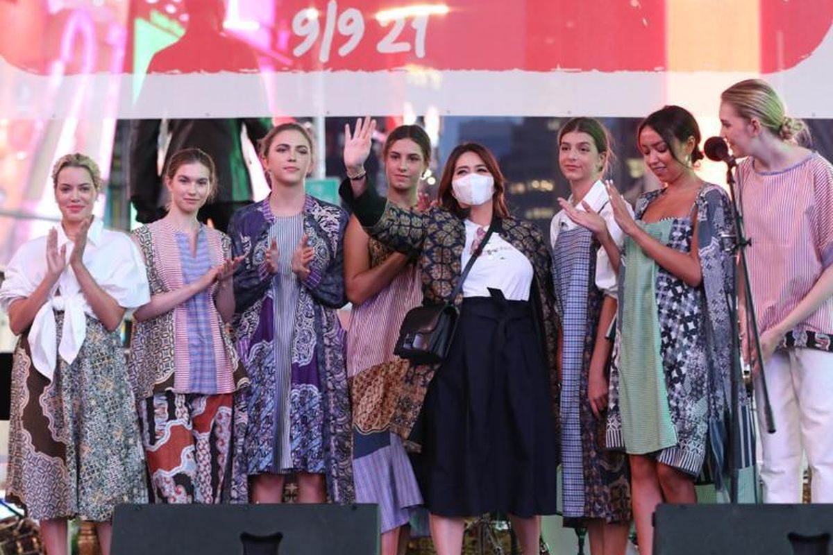 Peragaan busana batik di ajang Indopop Movement kota New York, Amerika Serikat, pada awal September 2021.