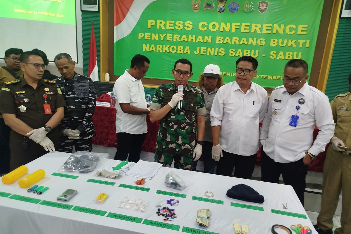 Komandan Kodim 0825 Banyuwangi, Letkol Arh Joko Sukoyo saat membeberkan barang bukti temuan paket sabu. 