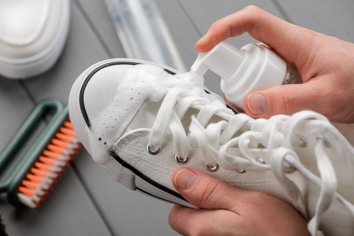Ilustrasi mencuci sepatu.