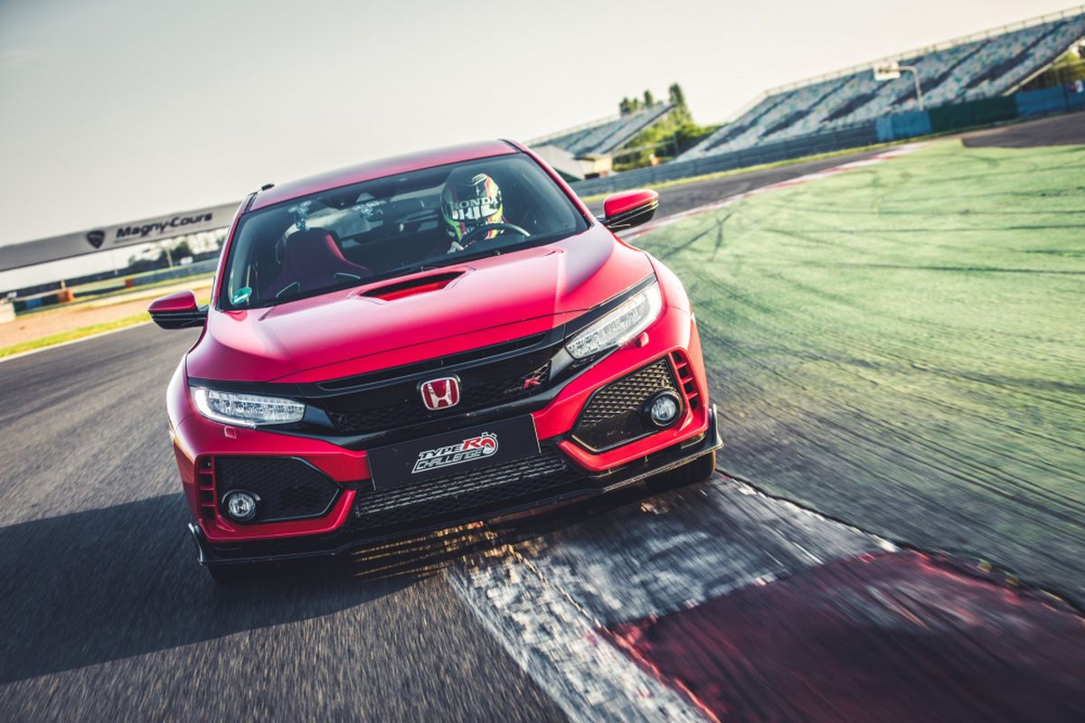 Honda Civic Type R menaklukkan sirkuit Magny-Cours GP, Perancis.