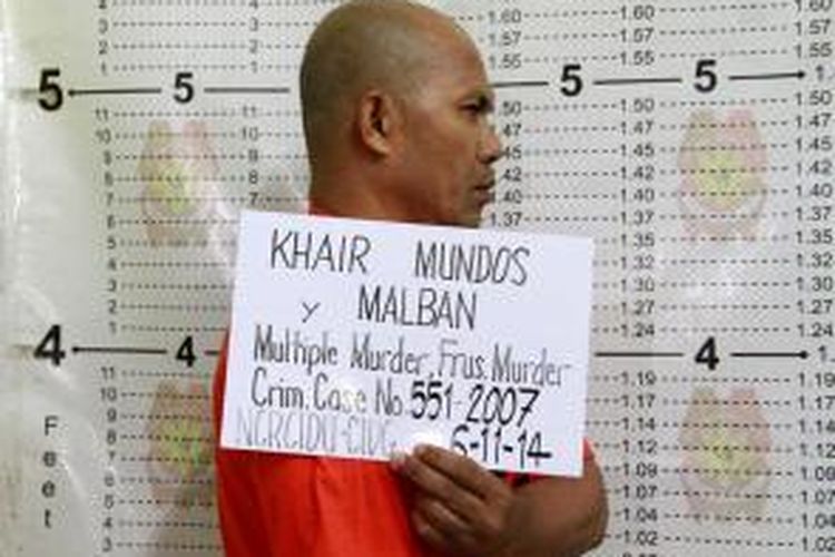 Tokoh senior kelompok Abu Sayyaf, Khair Mundos saat diambil fotonya di markas kepolisian Filipina.