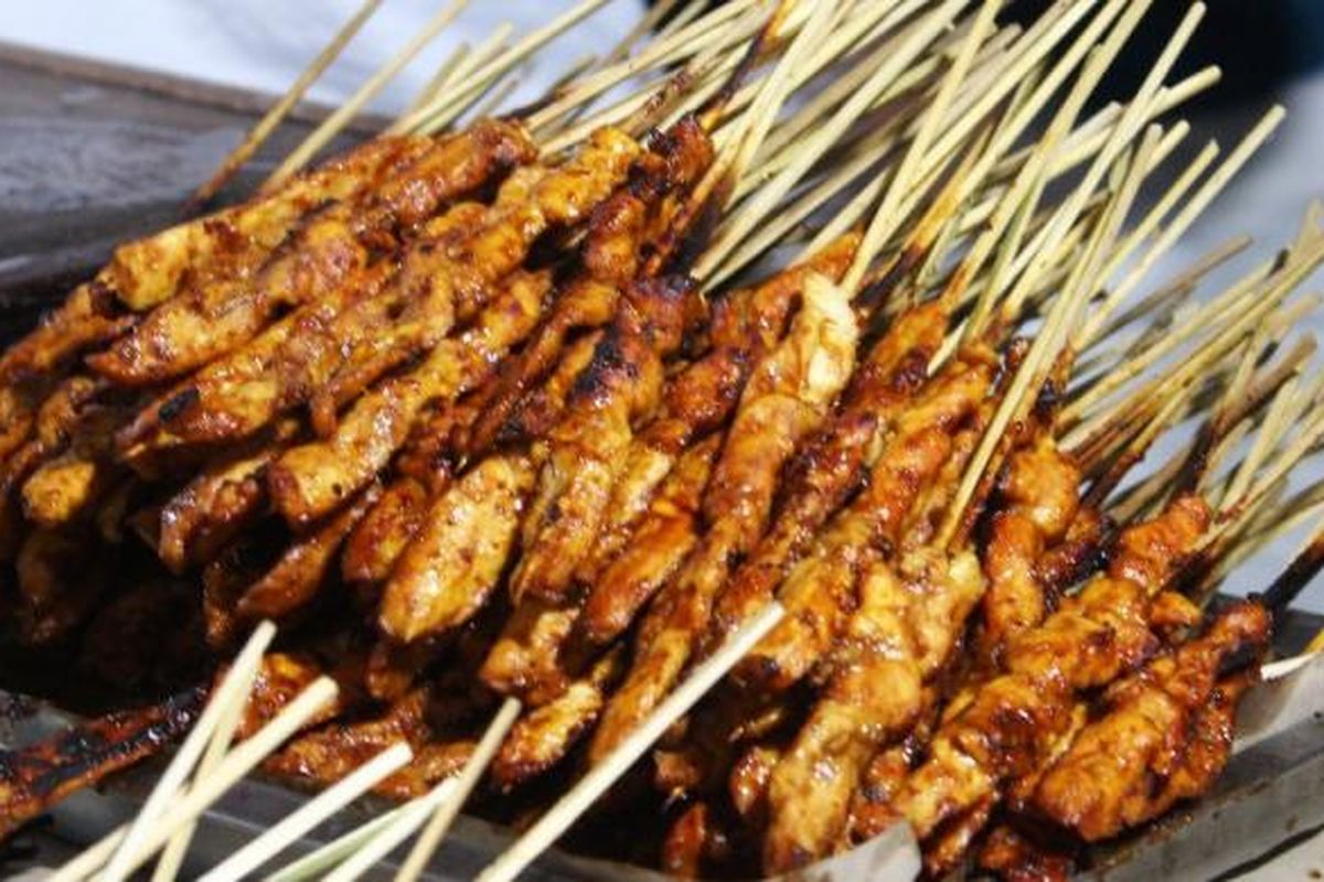 Setumpuk sate daging dada ayam, di kedai Sate Apjay. Sate tersebut baru menempuh dua tahap, masih ada sekali lagi tehap pembumbuan setelah dibakar dua kali bersama bumbunya.