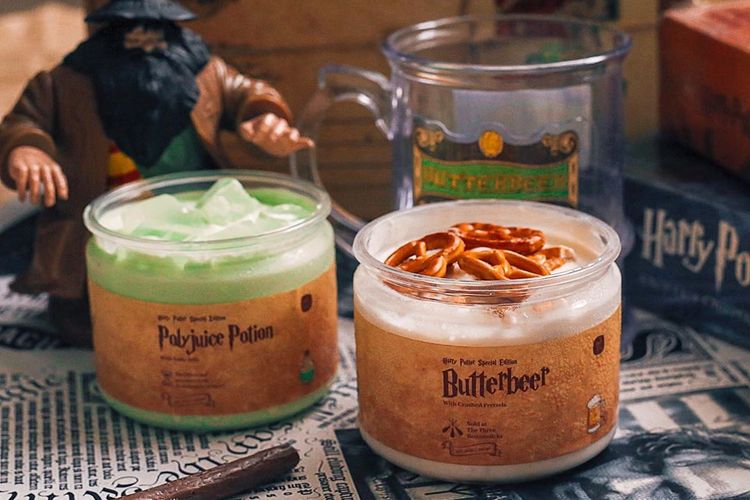 Es krim dengan rasa tema Harry Potter, yakni Polyjuice Potion dan Butterbeer dari Holi Ice Cream