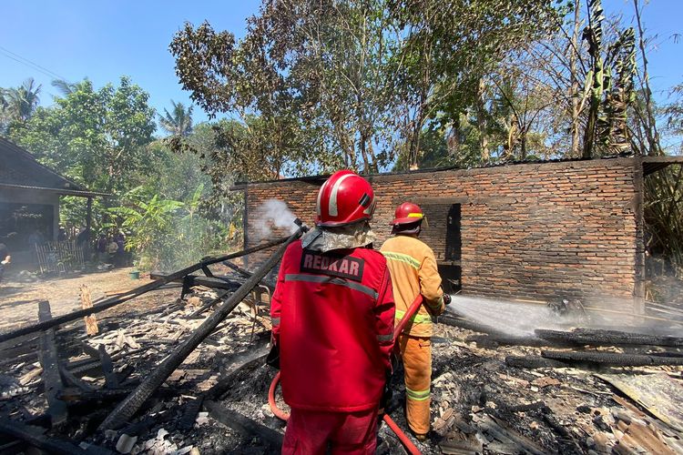 Petugas Damkar memadamkan api yang membakar rumah warga Desa Nusawangkal, Kecamatan Nusawungu, Kabupaten Cilacap, Jawa Tengah, ludes terbakar, Sabtu (14/10/2023).