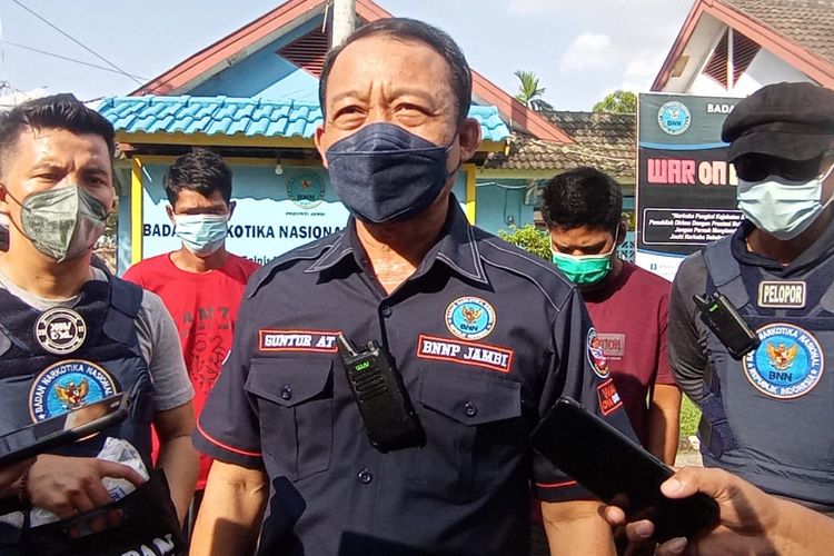 Konferensi pers BNN Provinsi Jambi terkait penangkapan paman dan keponakan di Tanjung Jabung Barat, dengan barang bukti 1 kilogram sabu, Selasa (16/11/2021).