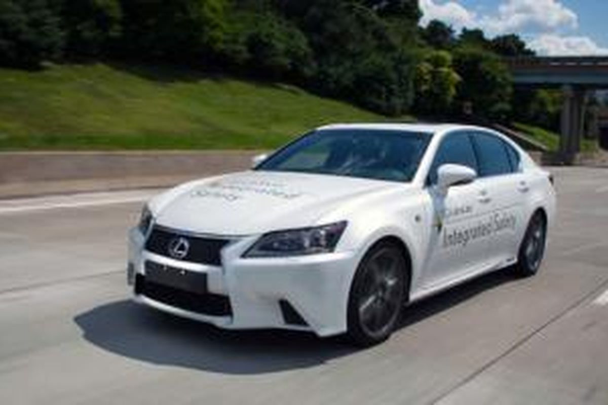 Teknologi otonomos Toyota pada Lexus GS.