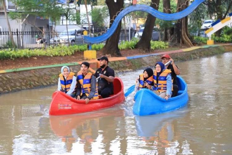 Warga sedang naik perahu kano di Kali Sipon yang disiapkan Disbudpar Kota Tangerang sebagai wahana hiburan gratis.

