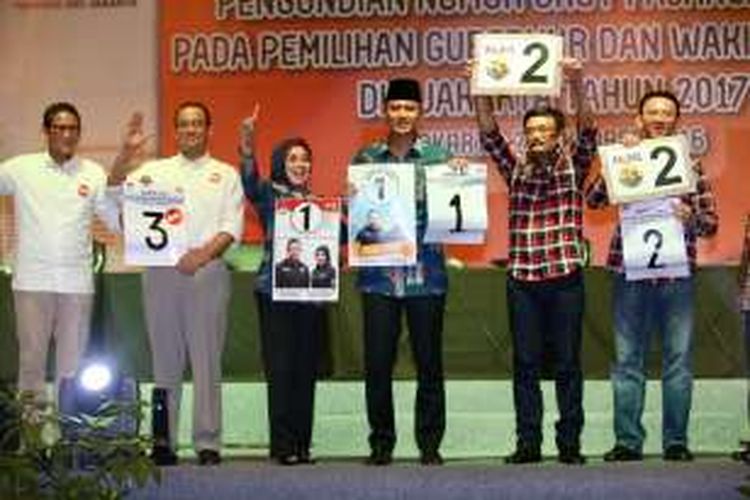 Pasangan calon gubernur-wakil gubernur berfoto bersama seusai acara pengundian nomor urut pasangan cagub dan cawagub, di JIExpo Kemayoran, Jakarta, Selasa (25/10/2016) malam. Acara pengundian nomor urut ini dihadiri oleh ribuan pendukung dari ketiga pasang calon.